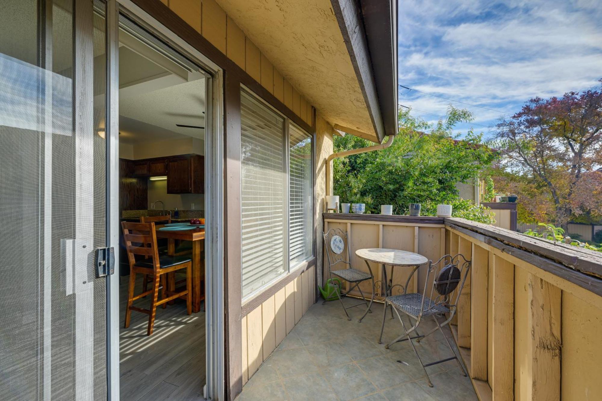 Cozy With Balcony And Pool Access