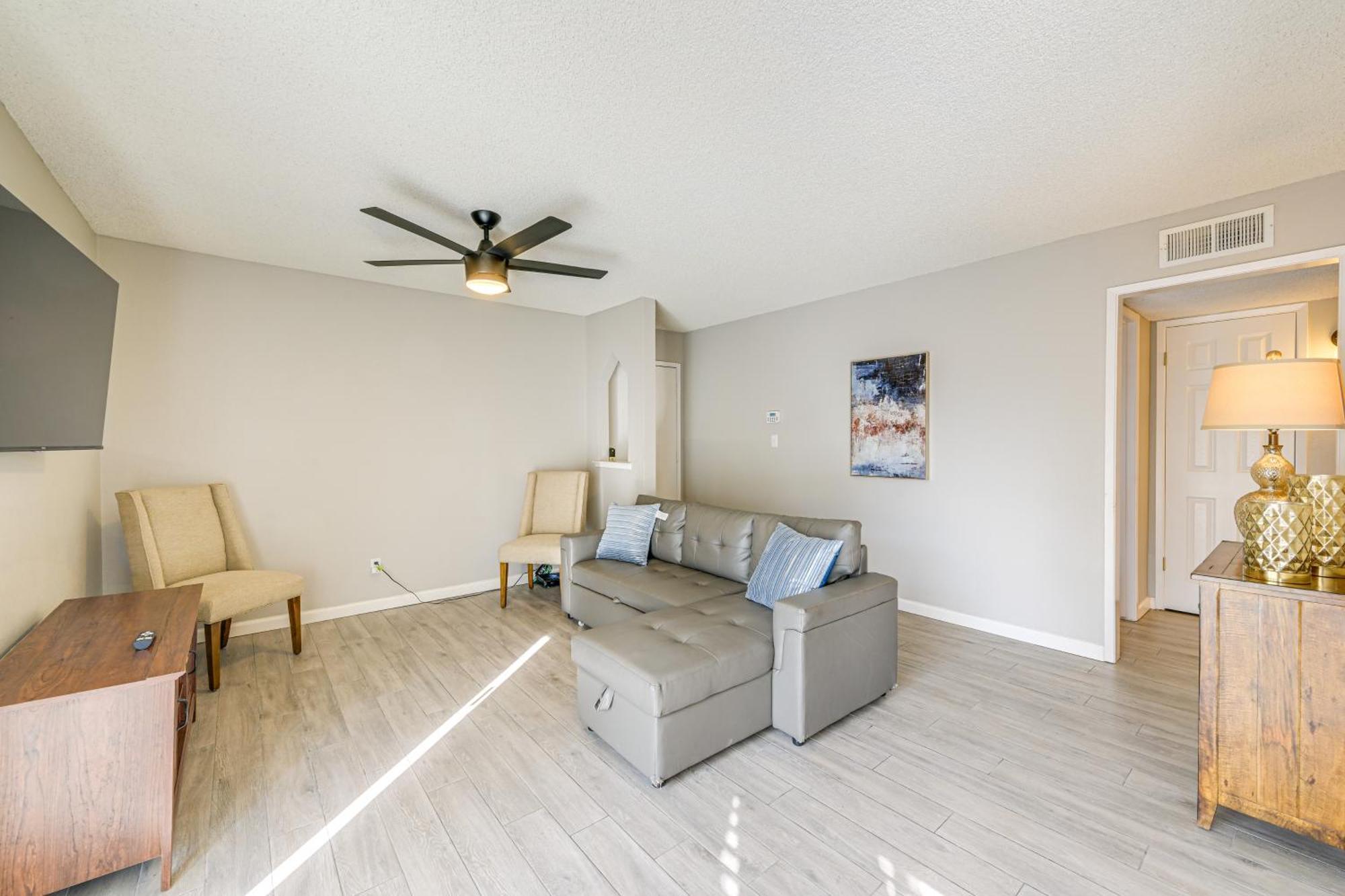 Cozy With Balcony And Pool Access *
