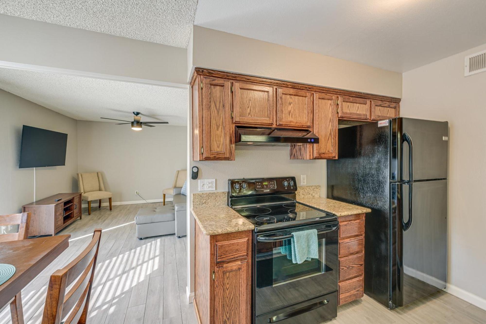 Cozy With Balcony And Pool Access Apartment