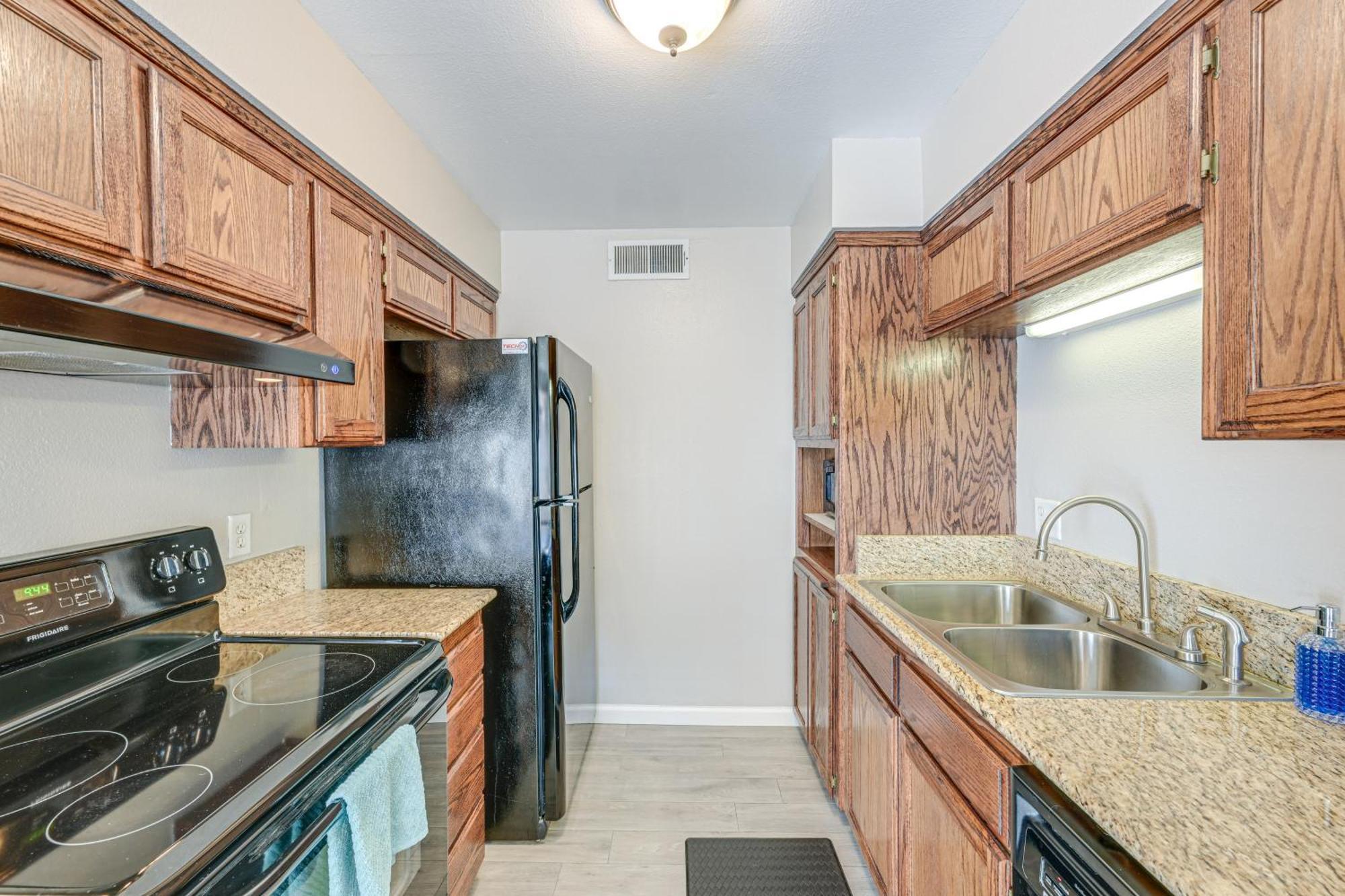 Cozy With Balcony And Pool Access *
